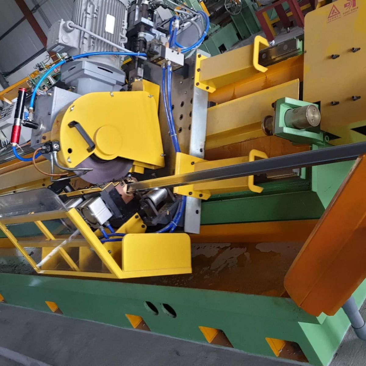 Máy cắt lạnh (Flying saw)