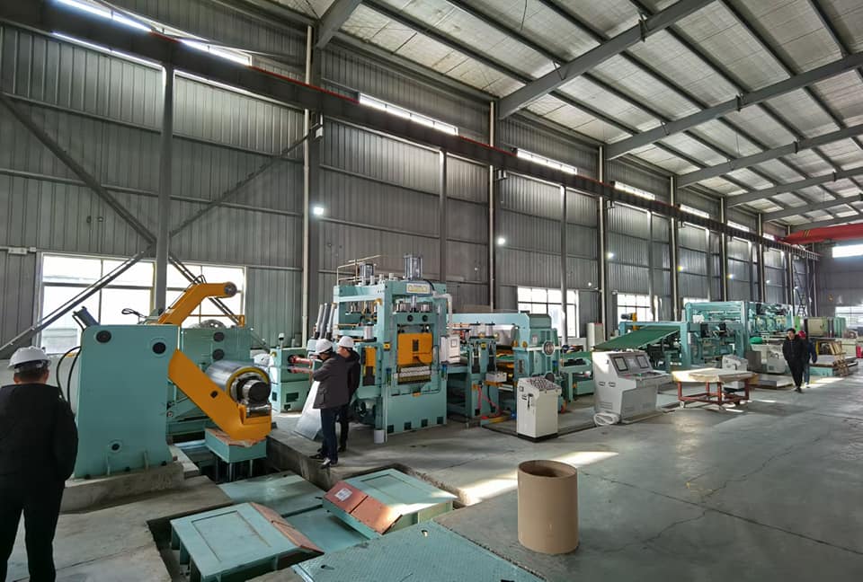 Máy cắt tấm từ cuộn thép