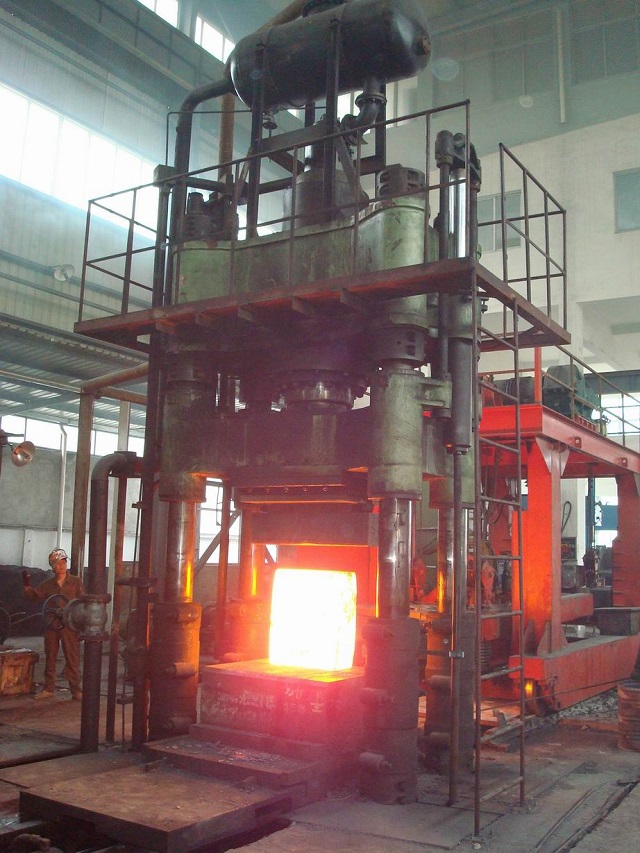 Máy dập nóng